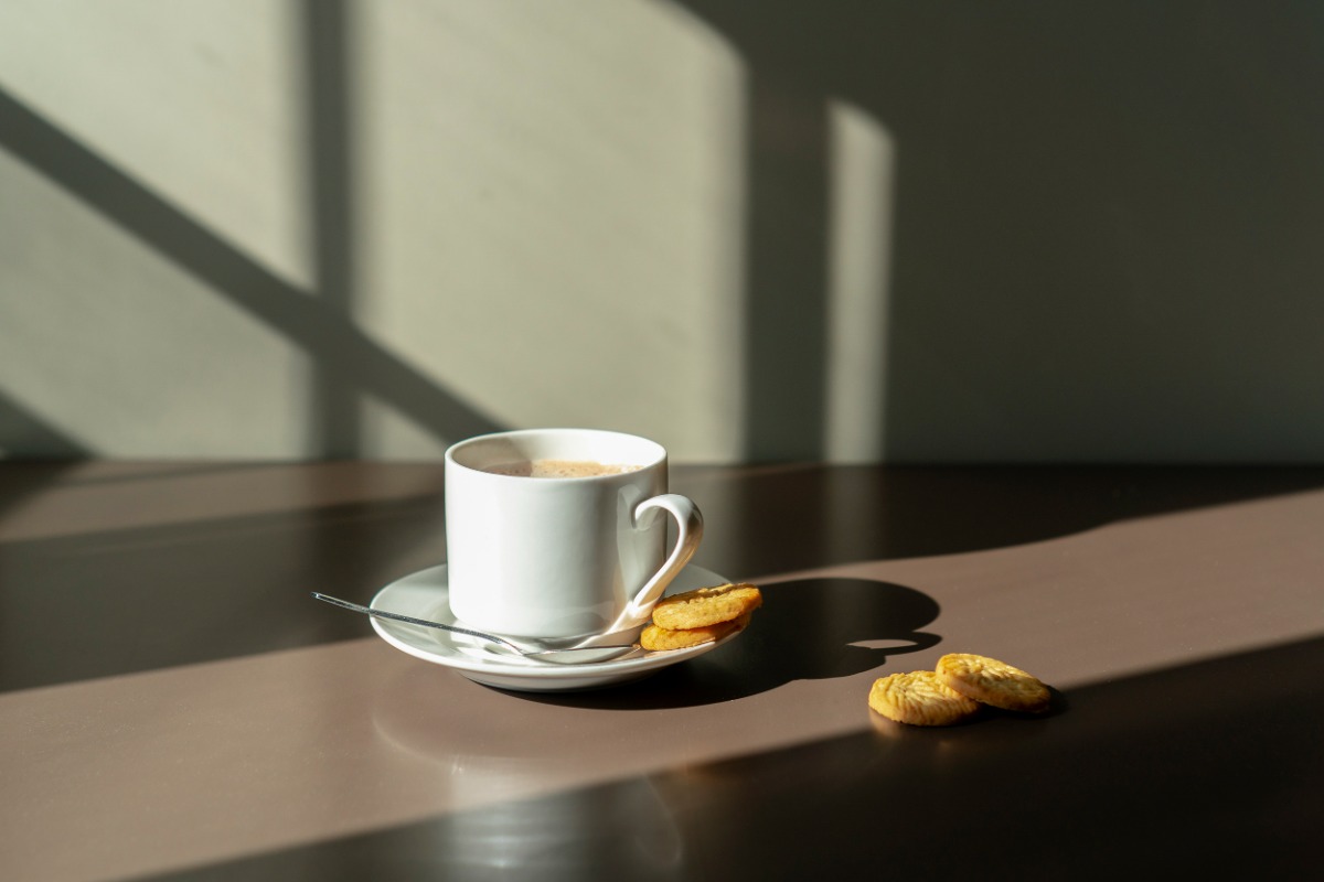 Bilde som viser kaffekopp og croissant på anonym kafe