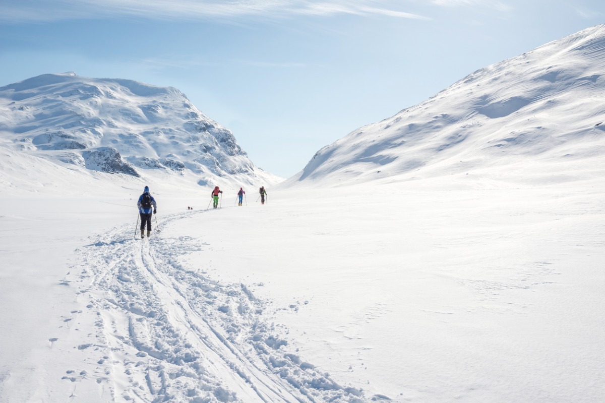 Bilde som viser turgåere på ski i klassisk vinterlandskap