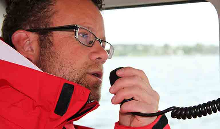 Med en VHF-radio kan du ferdes trygt på sjøen, mener Geir Vareberg i Telenor Kystradio. 