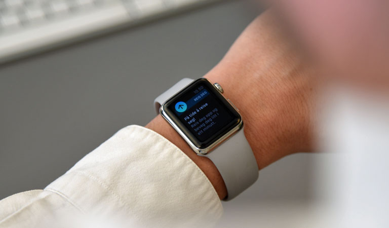 Om du blir sittende for lenge ved pulten, gir Apple Watch og andre smartklokker/aktivitetsmålere en liten påminnelse om å reise deg.