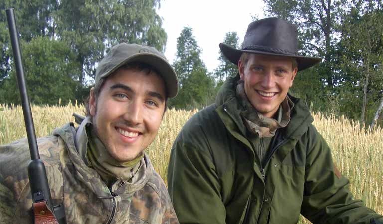 Bilde av to menn på jakt