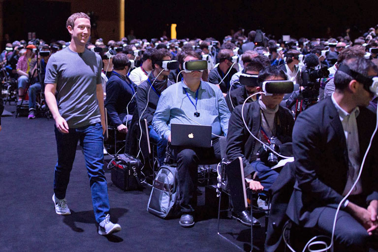 Mark Zuckerberg vil bli stor på VR (også)
