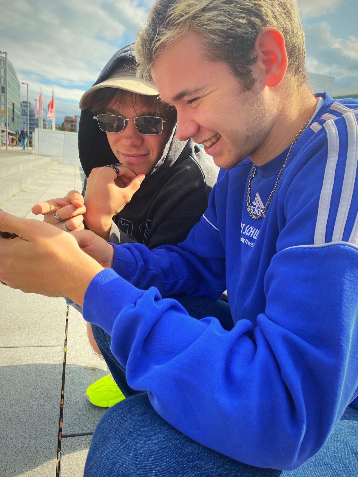 Bilde av Marcus og Martinus som spiller på mobilen.