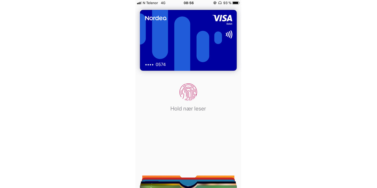 For å betale kjappest mulig, legger du tommelen på Touch ID-knappen mens du legger iPhonen inntil betalingsterminalen.