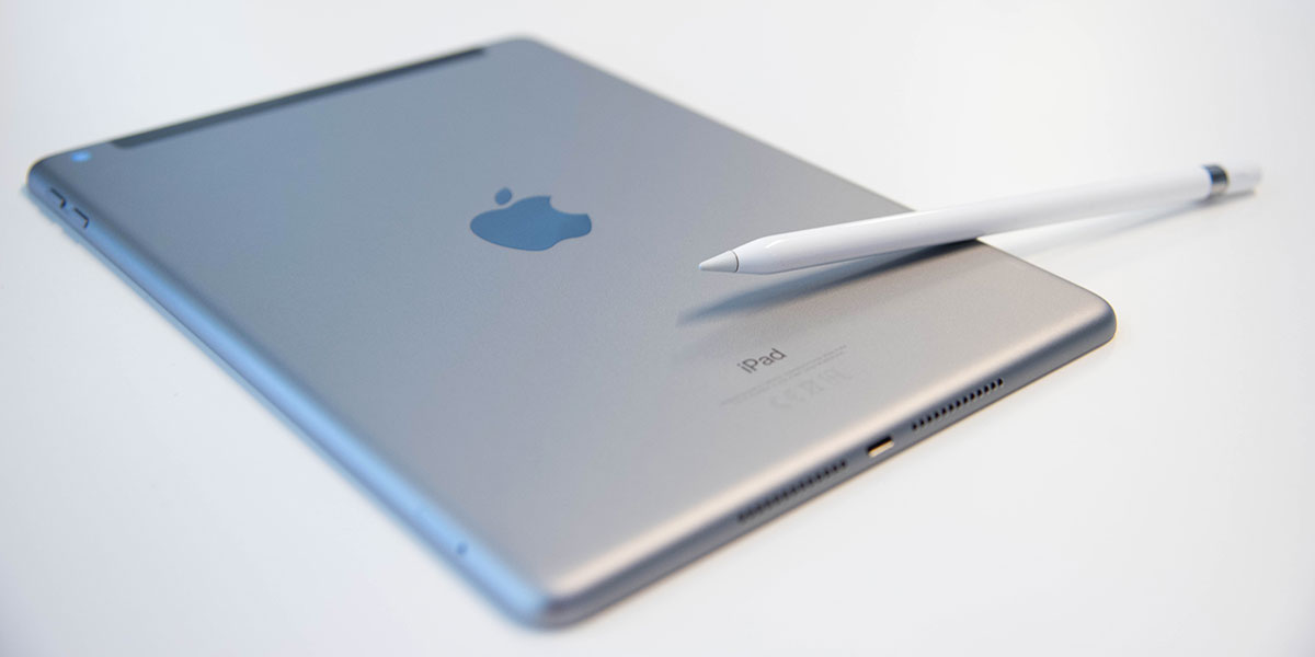Den nye iPad (2018) er tynn og smidig, og ligger godt i håndflaten.