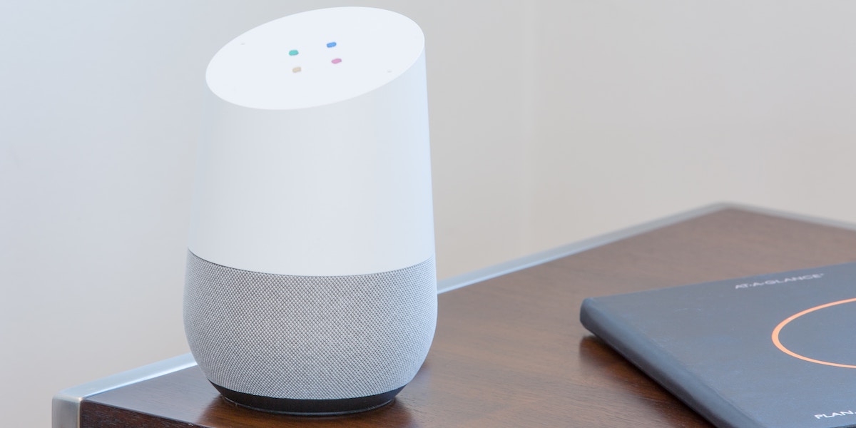 Nå lanserer Google Home på norsk. Du kan få smarthøyttaleren til å spille podkaster, få opplest nyheter, sjekke e-post, finne adresser, og svare på tilfeldige spørsmål.