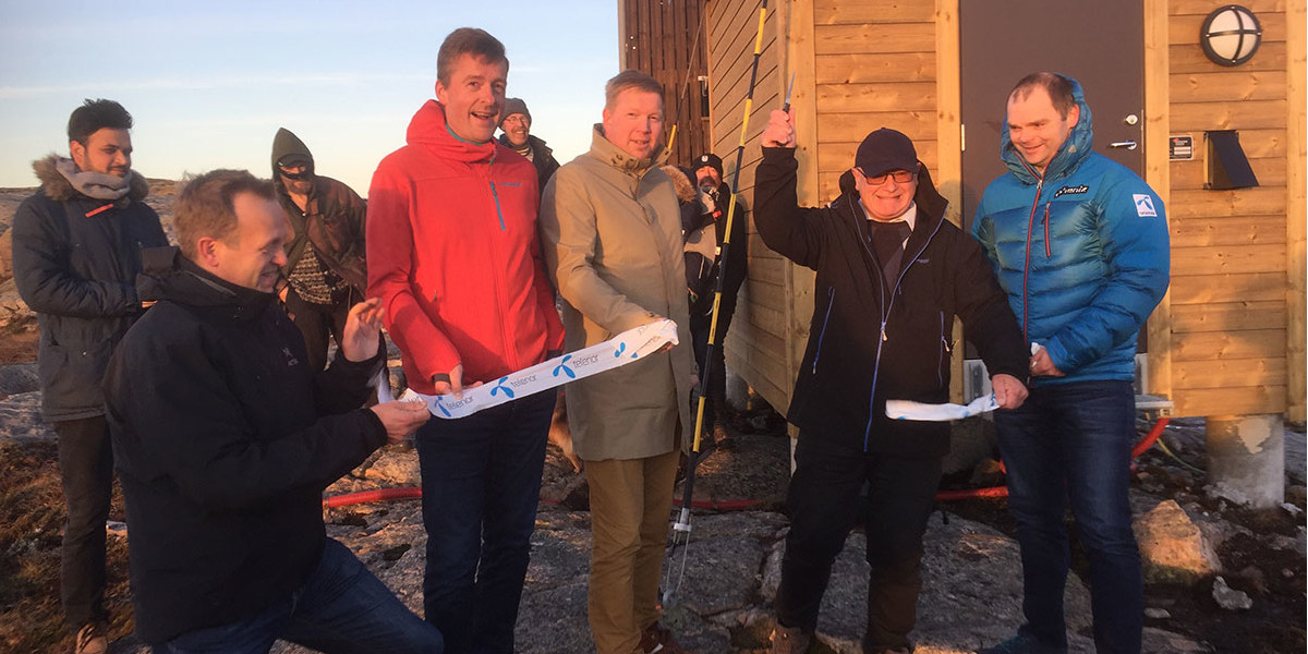 Offisiell åpning av den nye mobilmasten på Gjerdinga ved ordfører Steinar Aspli. Til høyre i blå jakke er Pål H. Lukashaugen, til venstre i rød jakke Tor Christiansen.