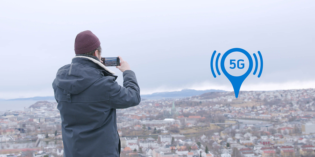 Mann bruker 5G-mobil i Trondheim