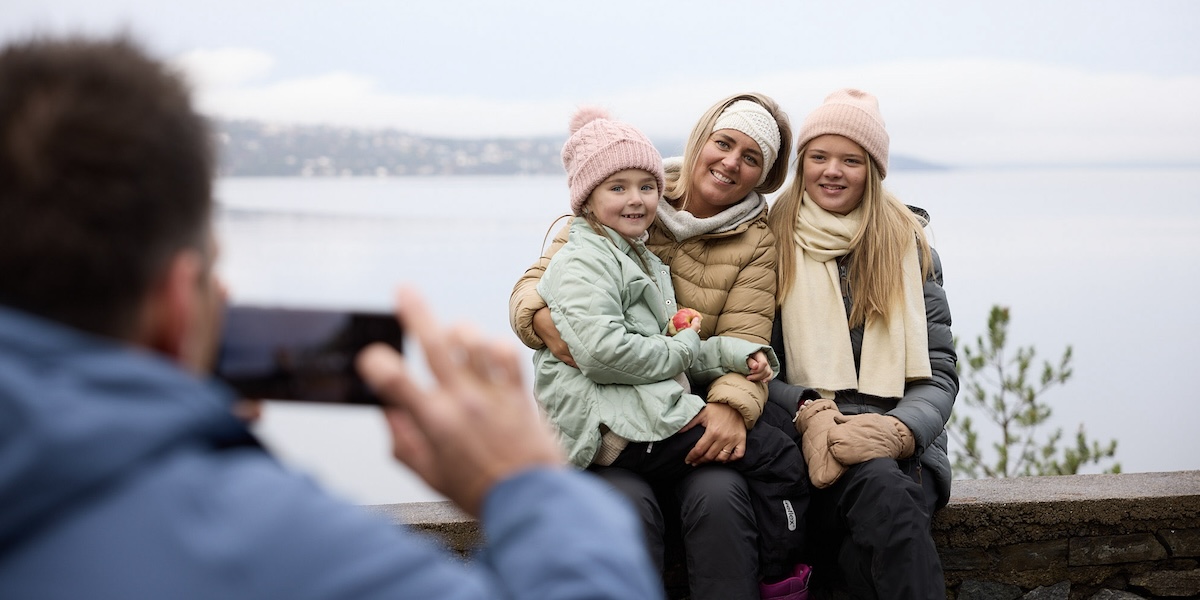 Internett hytta: Familie tar bilde med mobil