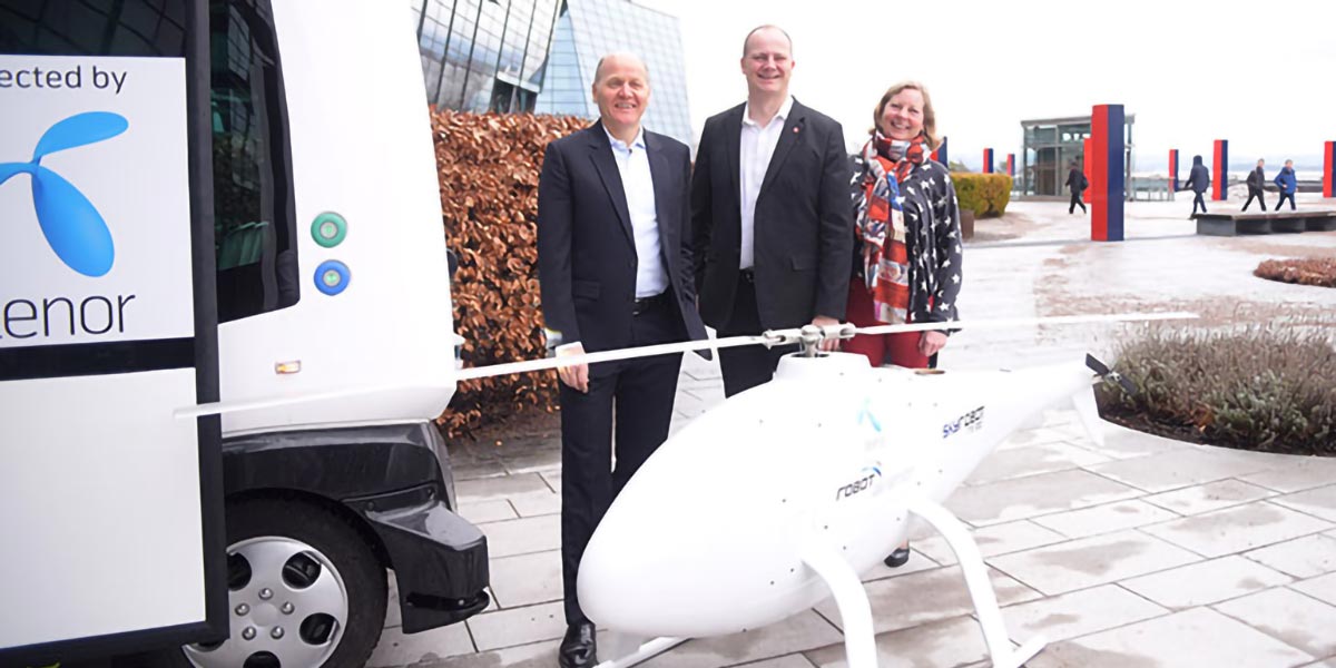 Sigve Brekke, Ketil Solvik-Olsen og Berit Svendsen står sammen med en selvkjørende buss og en tilkoblet drone – begge deler en viktig del av 5G-fremtiden.