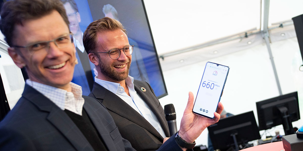 Telenor-sjef Petter-Børre Furberg og digitaliseringsminister Nikolai Astrup tester farten på Telenor 5G-nett i Elverum. Alle foto: Martin Fjellanger