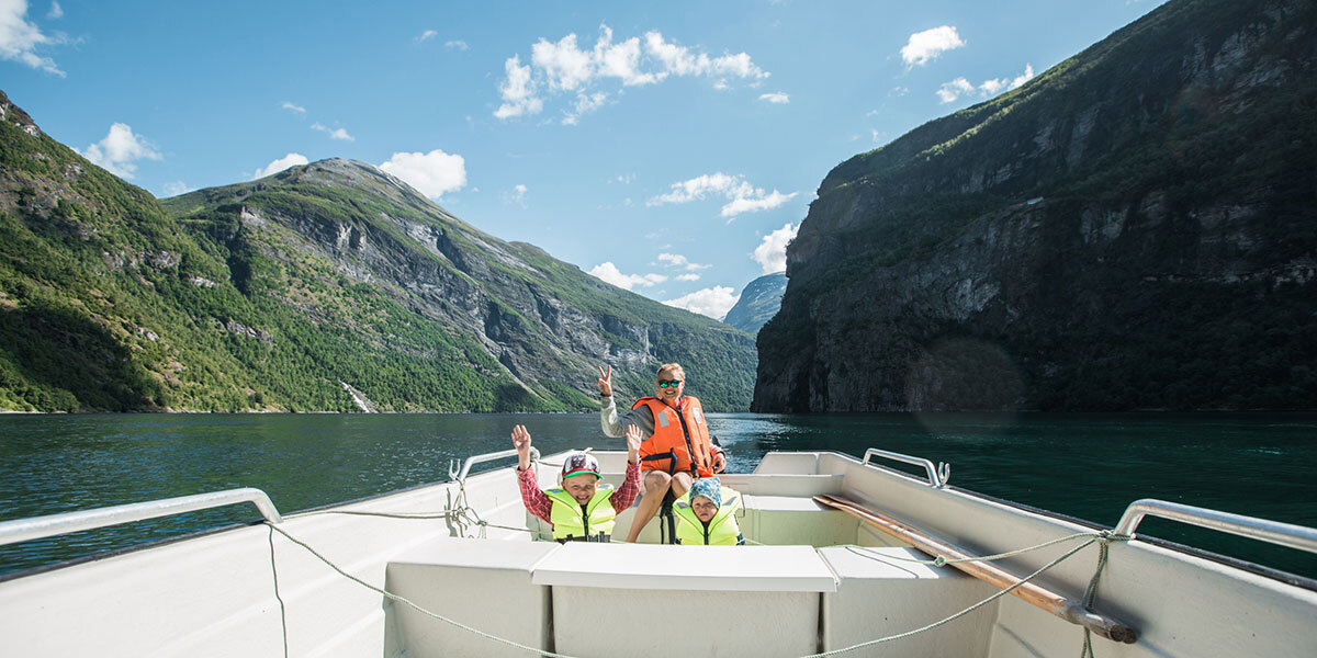 Familie i båt. Skal du feriere mye i båt i sommer, er det viktig å sørge for at du har alt du trenger av sikkerhetsutstyr.