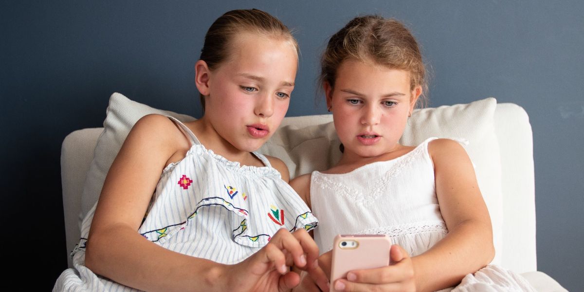 Elsa Kallevig (10) og Martine Molland (10) har begge egen mobil og mener foreldre ikke trenger å være så strenge når det kommer til barns mobilbruk fordi barna er mer forsiktige enn de voksne tror. Foto: Brand Studio.