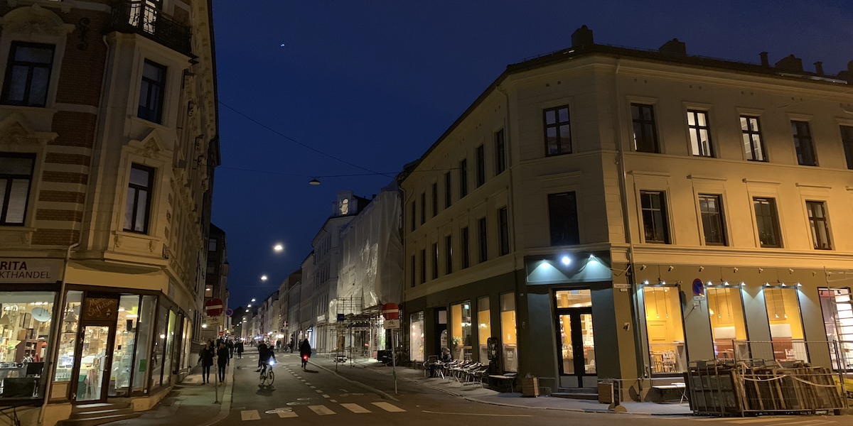 Bildet er tatt på Grünerløkka i Oslo, like etter kl. 19 i midten av oktober.