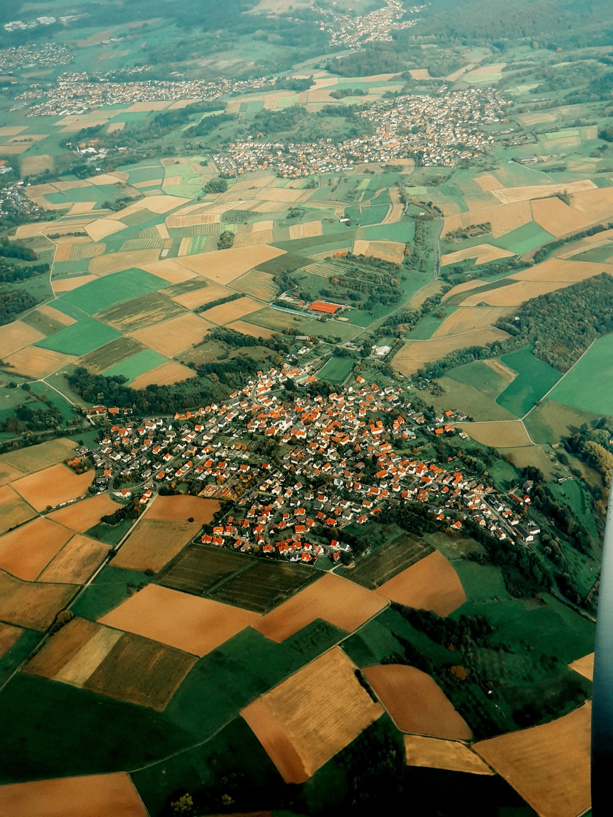 Bilde som viser flyfoto av by og natur