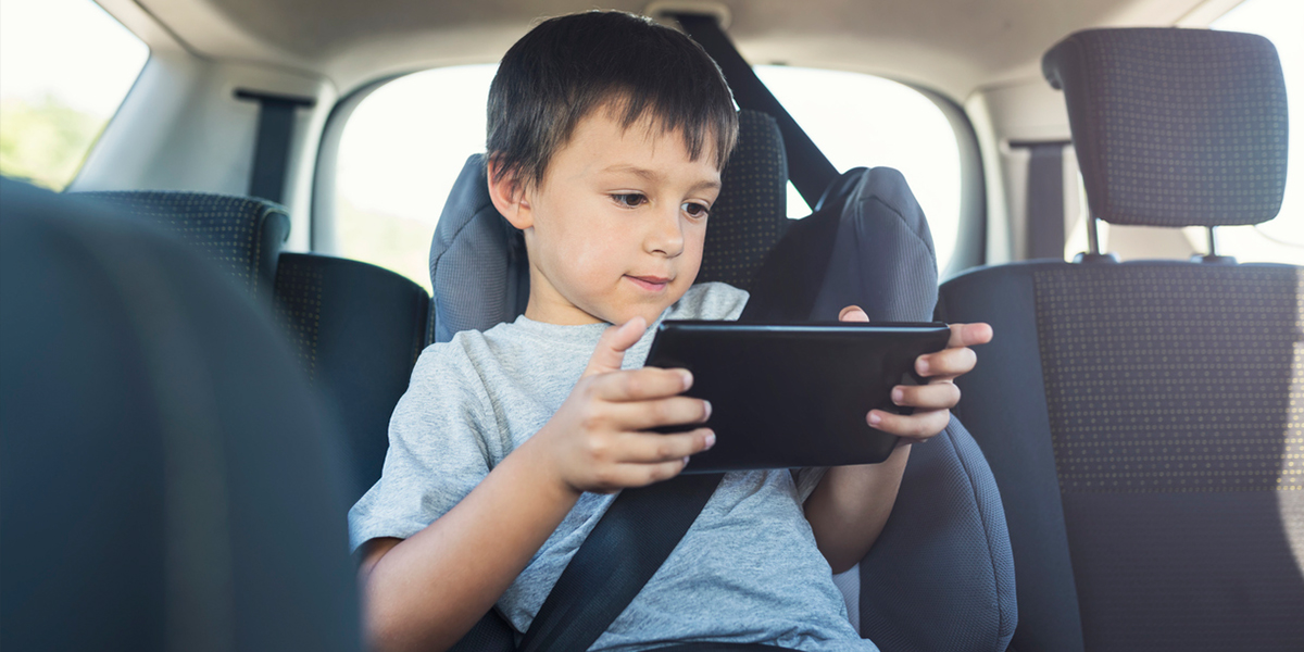 barn i bil med ipad tvilling-sim eller data-sim