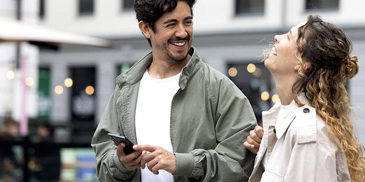 Beste mobilabonnement: Mann og dame med mobil i byen