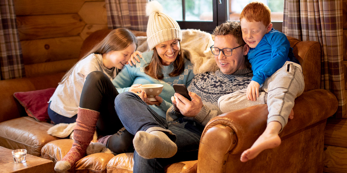 familie på hytte med mobil