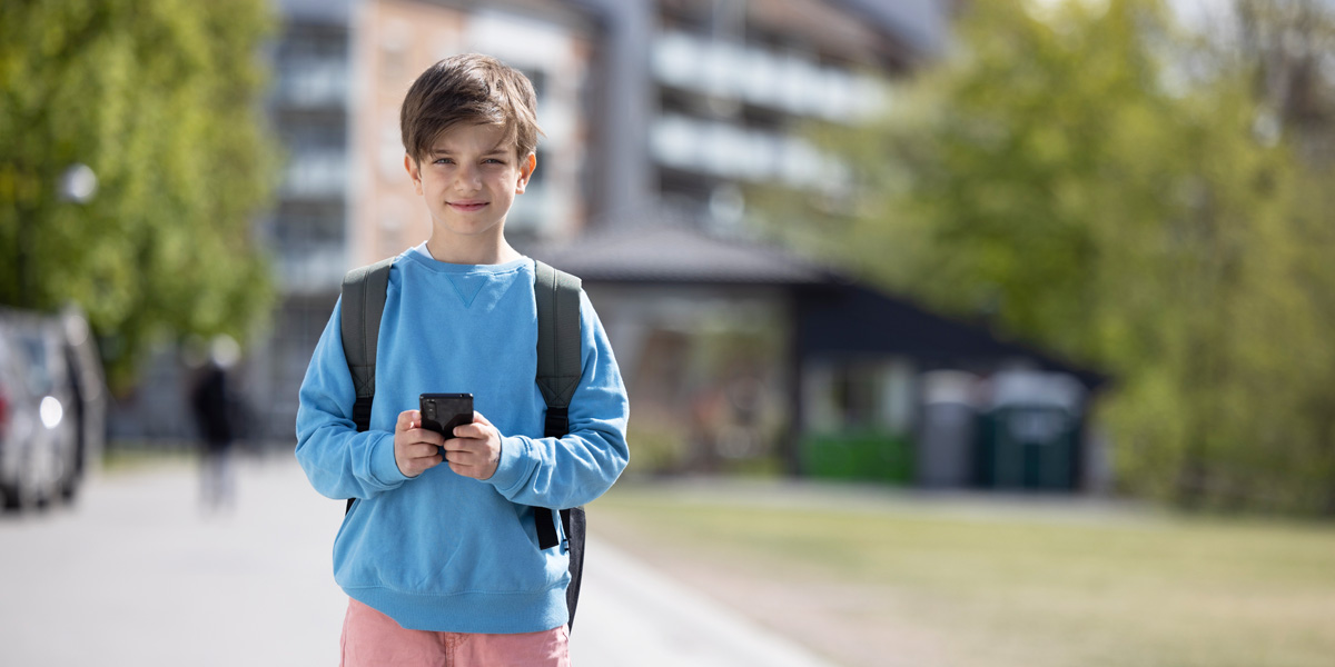Abonnement for barn – gutt med sin første mobil