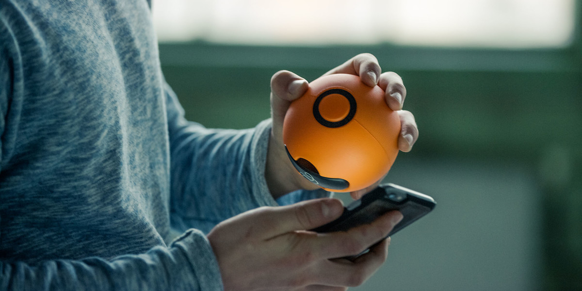 Du starter spillet med å sveipe ballen over mobilen – som du deretter kan legge i lomma.