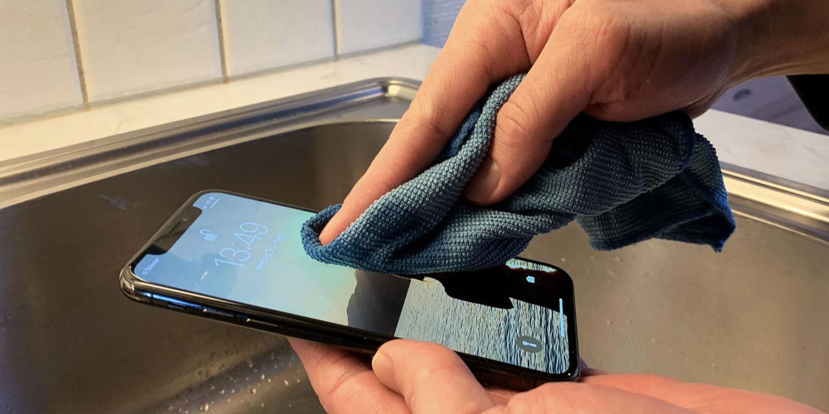 Vask mobilskjermen med mikrofiberklut