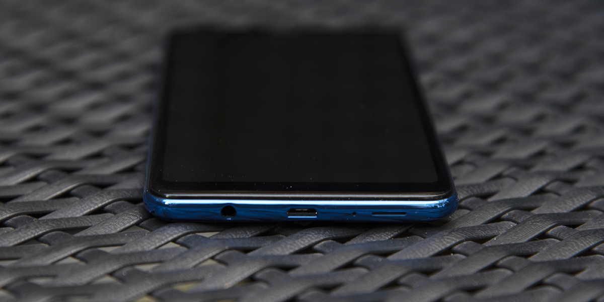 Galaxy A7 lades med en Micro USB-kabel og har en inngang for minijack.