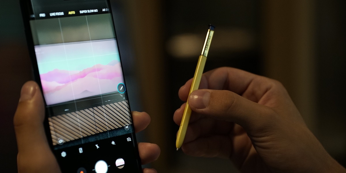 S Pen er koblet til Note9 med Bluetooth. Den holder i rundt 30 minutter – og lades opp på 40 sekunder!