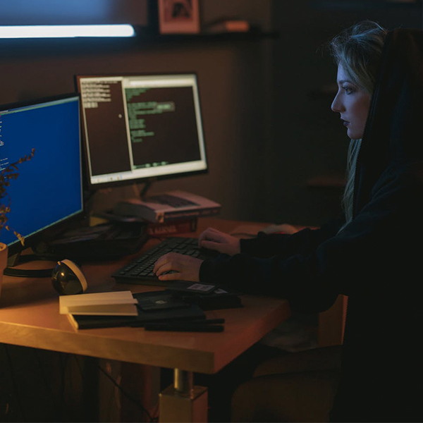 Kvinne ved datamaskin