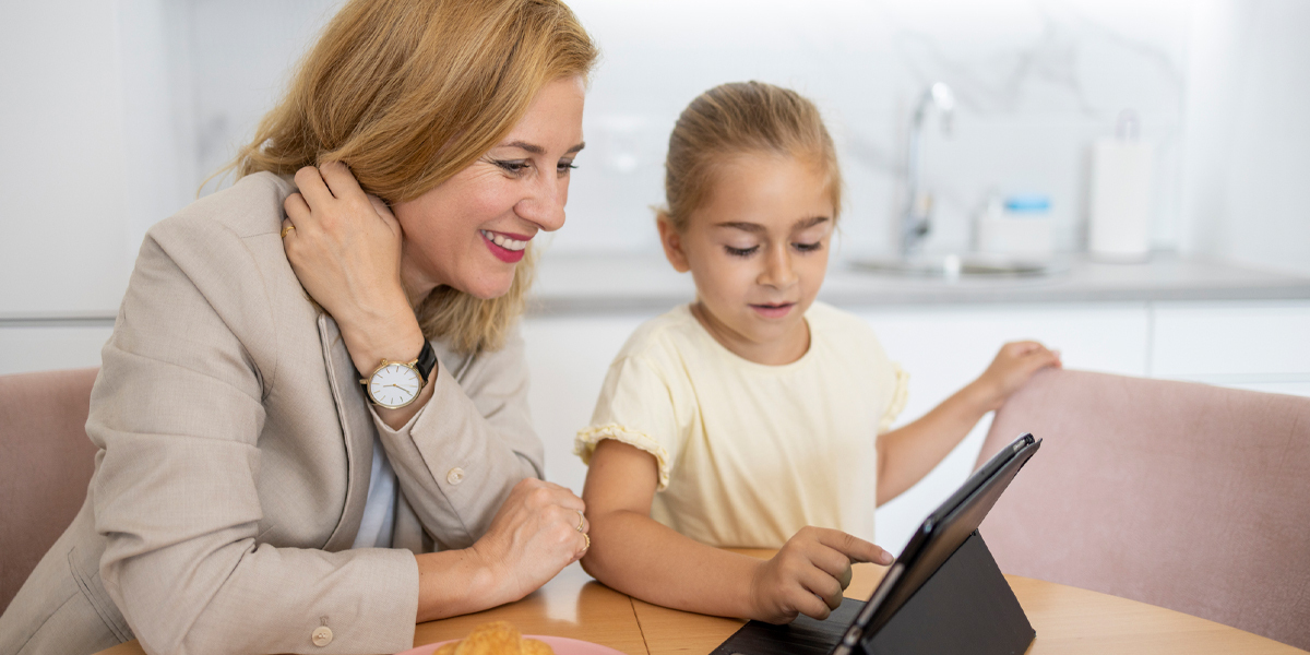 mor og datter bruker nettbrett lærer nettvett for skolebarn