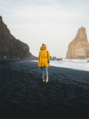 Bilde av en kvinne som går på en strand