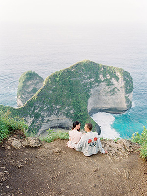 Bilde av et par som sitter ved en klippe