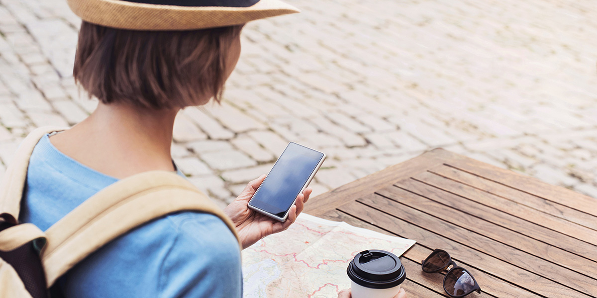 Mobilbruk på café i utlandet