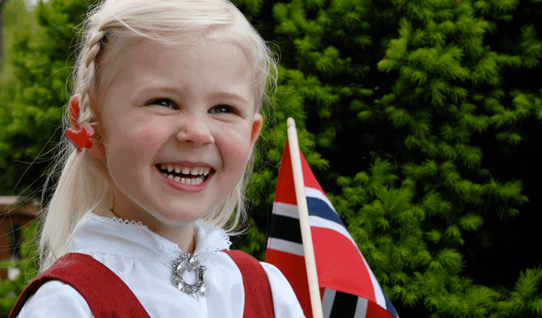 Jente med norsk flagg