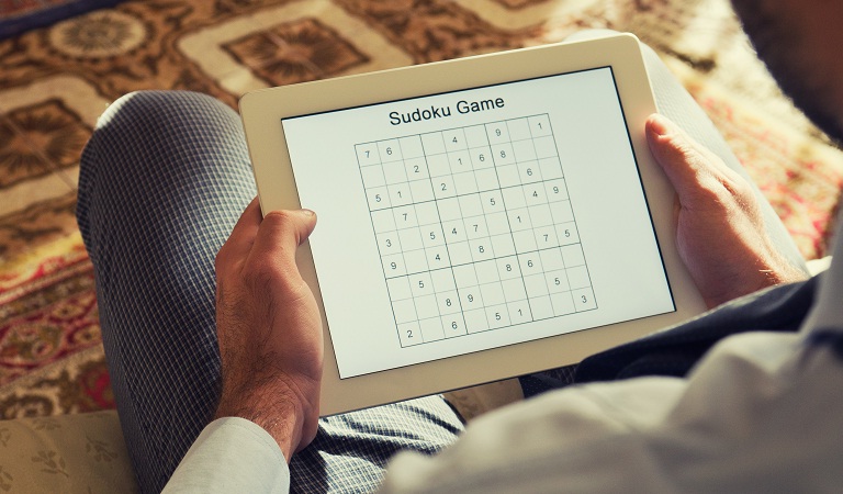Spill Sudoku med brett og mobil