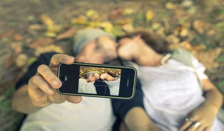 Par som kysser og tar selfie